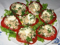 Мясной салат с помидорами яйцом и петрушкой